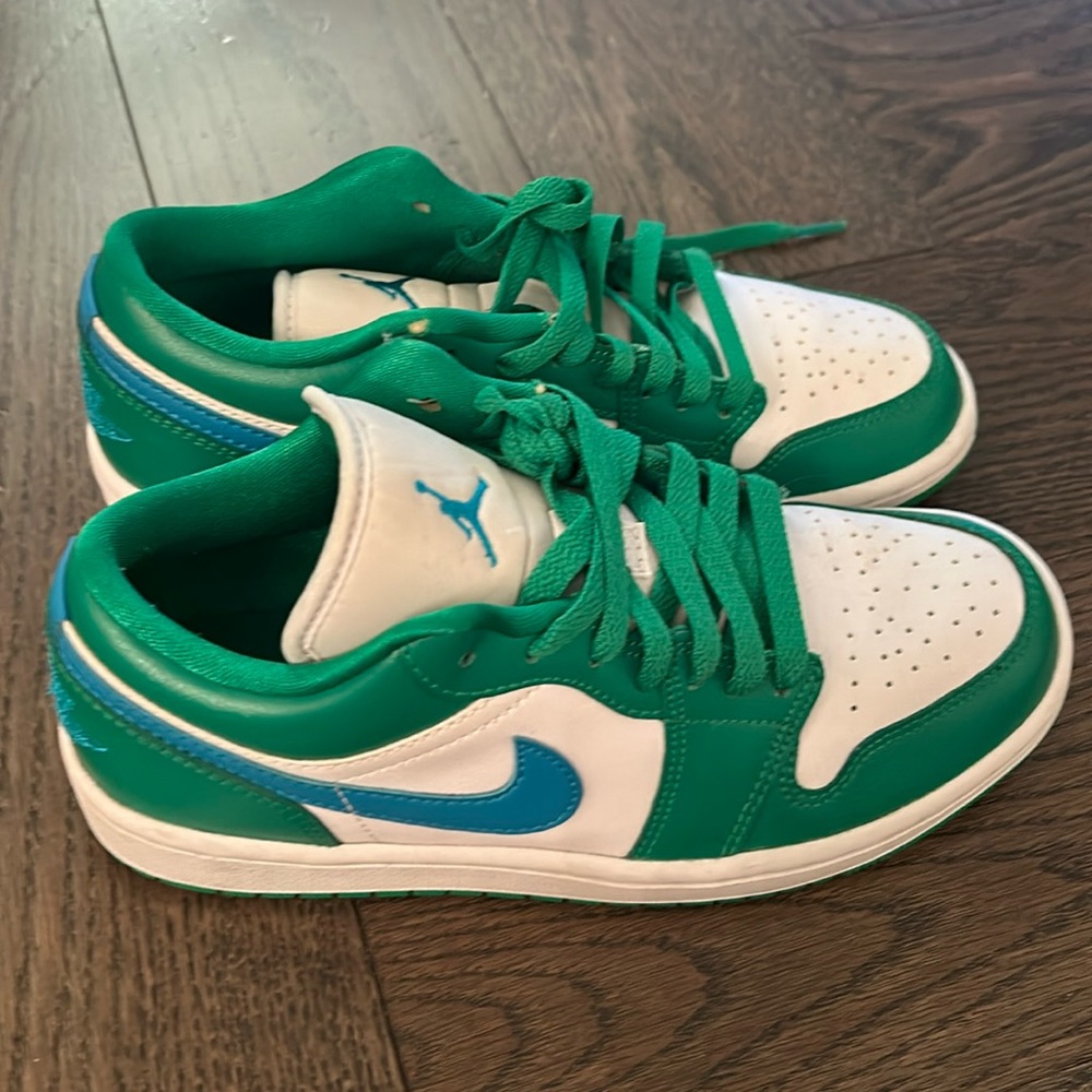 Perfect condition green and white Nike air Jordan